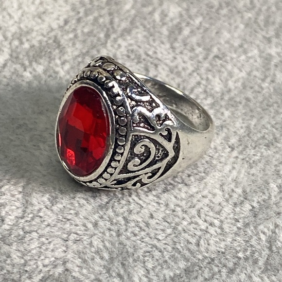 Silvertone Men’s Ring: Celtic-Inspired Filigree Design w/Red Oval Stone - Size 8 - Picture 4 of 11